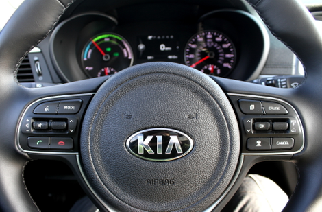 Illustration for article titled If You Can't Stand Another Camry The 2017 Kia Optima Hybrid Says Hi